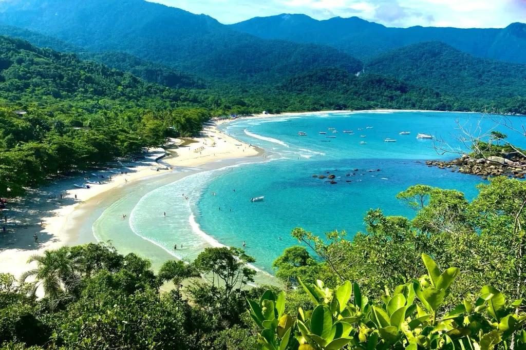 Vista aérea de praia de Ilhabela com águas cristalinas