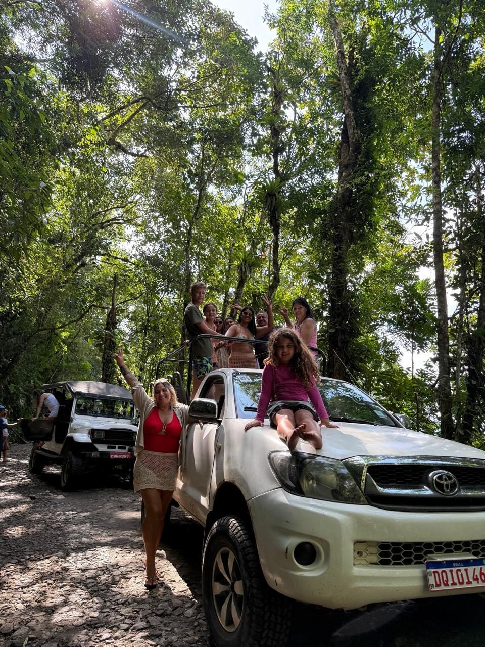 Passeio de jipe 4x4 com turistas a caminho de Castelhanos