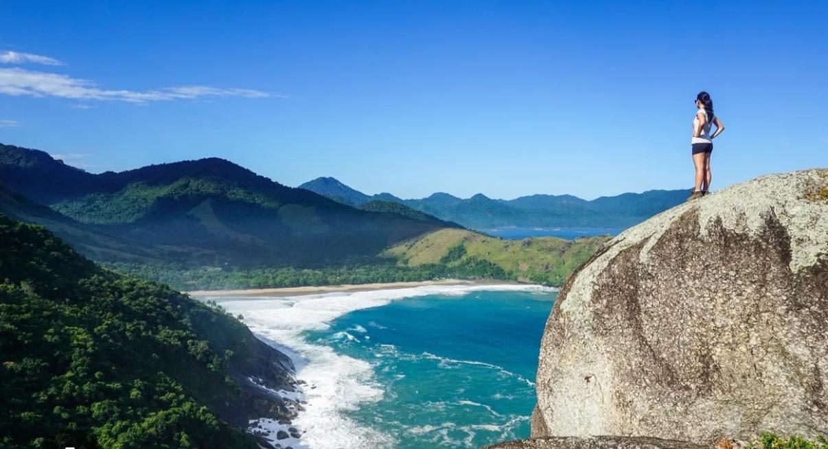 Mirante natural com vista para a baía de Ilhabela