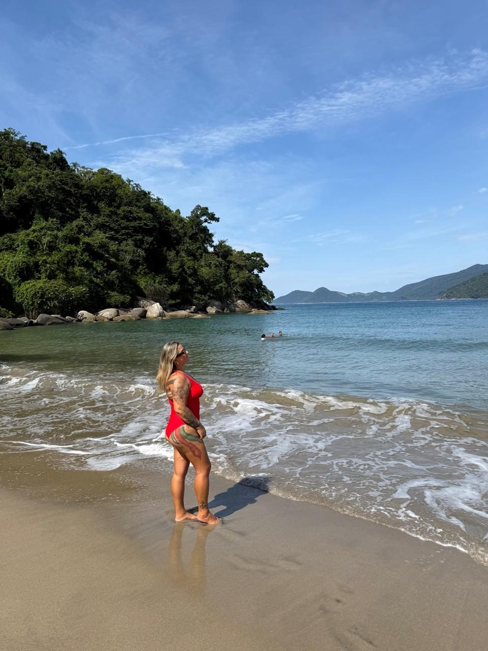 Praia dos Castelhanos com mar verde-azulado
