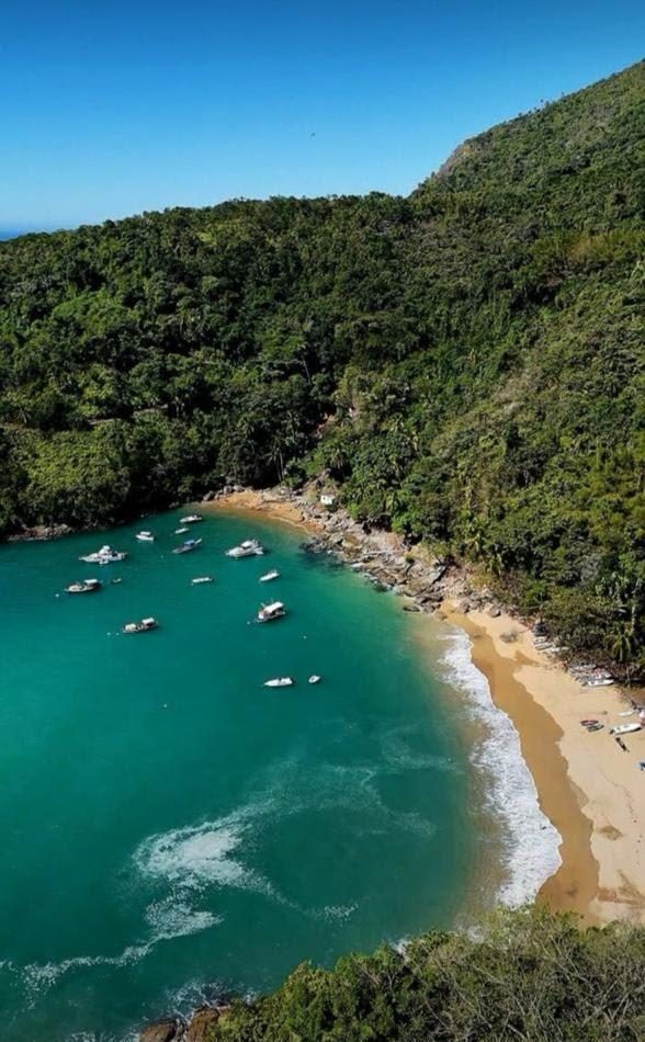 Vista aérea de praia com barcos ancorados em Ilhabela