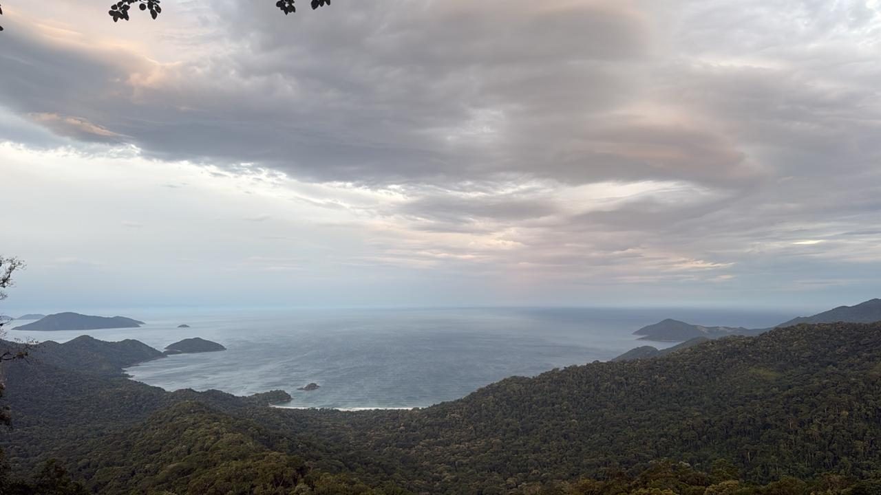 Pôr do sol sobre as montanhas e o mar de Ilhabela