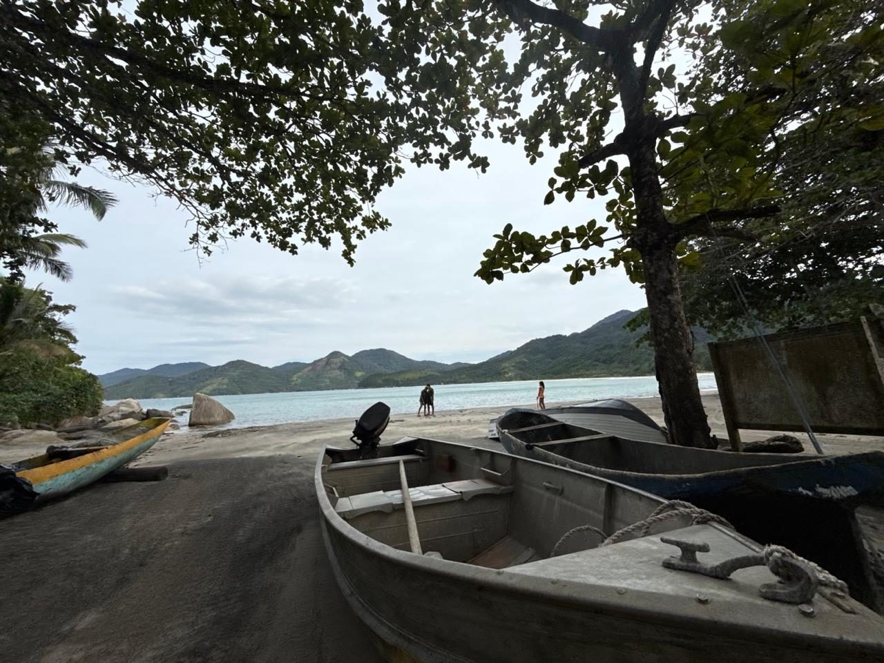 Barco em praia tranquila de Ilhabela