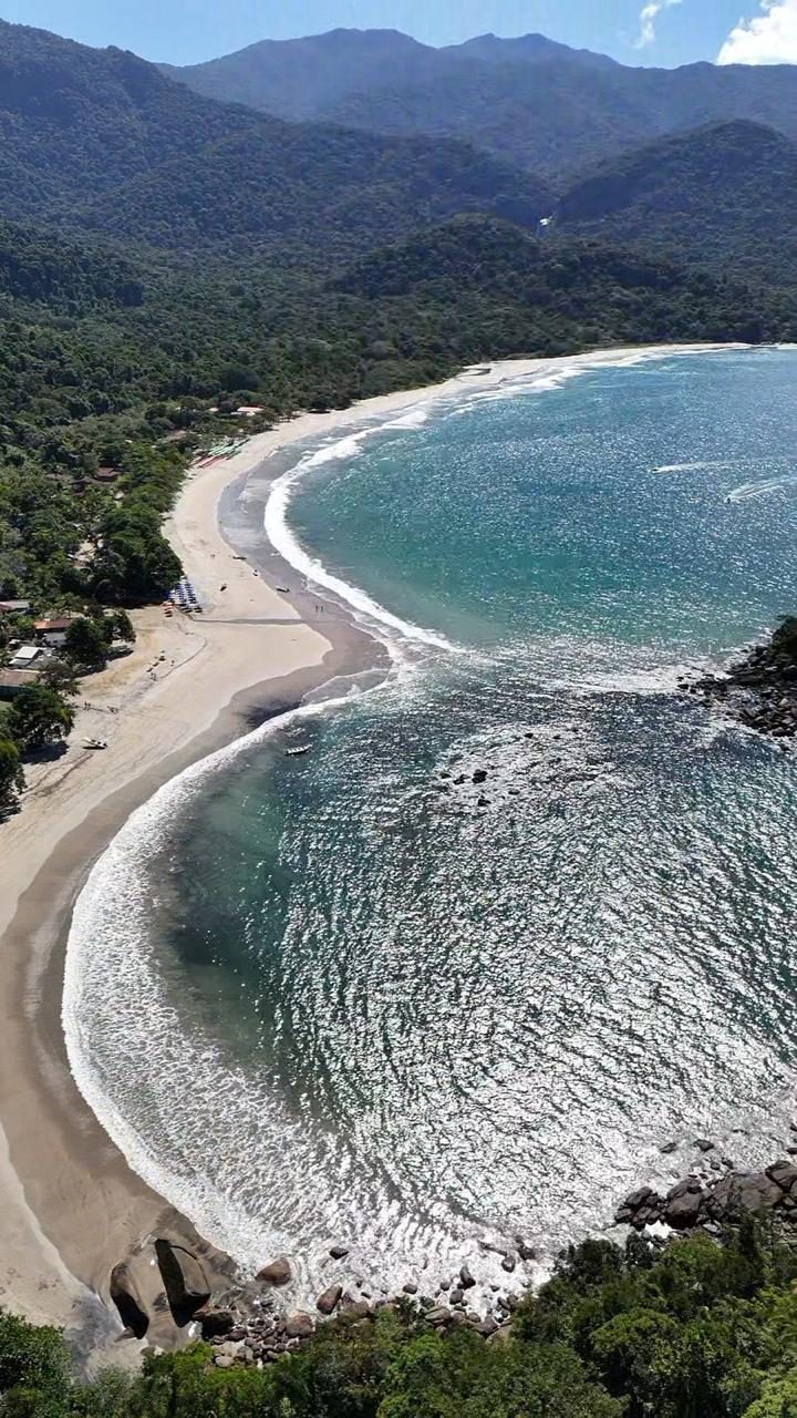 Praia de águas turquesa vista do alto