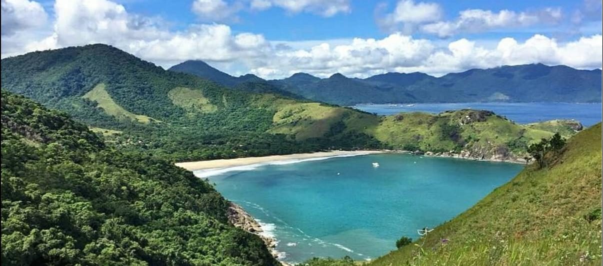 Enseada cercada de mata atlântica em Ilhabela