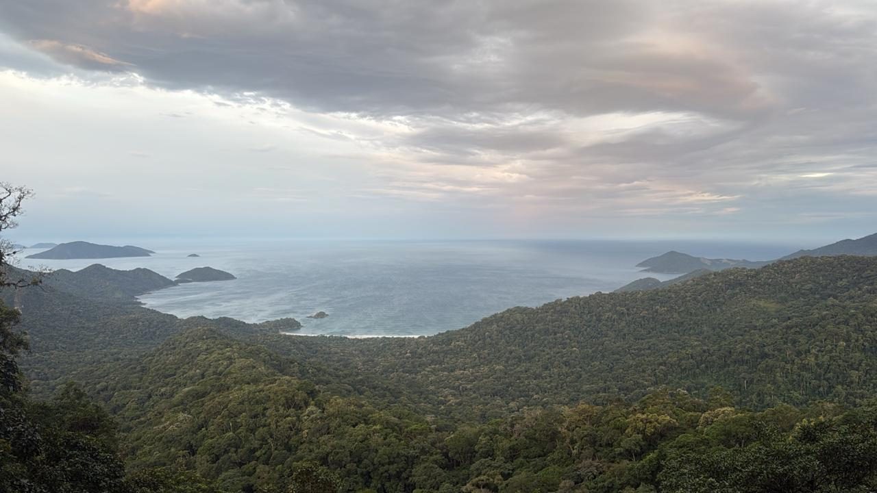 Entardecer dourado no litoral de Ilhabela