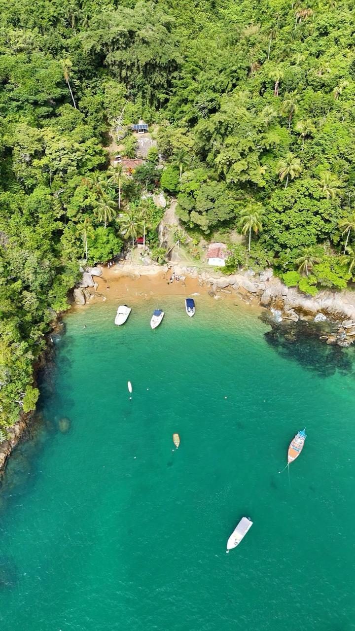 Enseada com barcos vista de cima