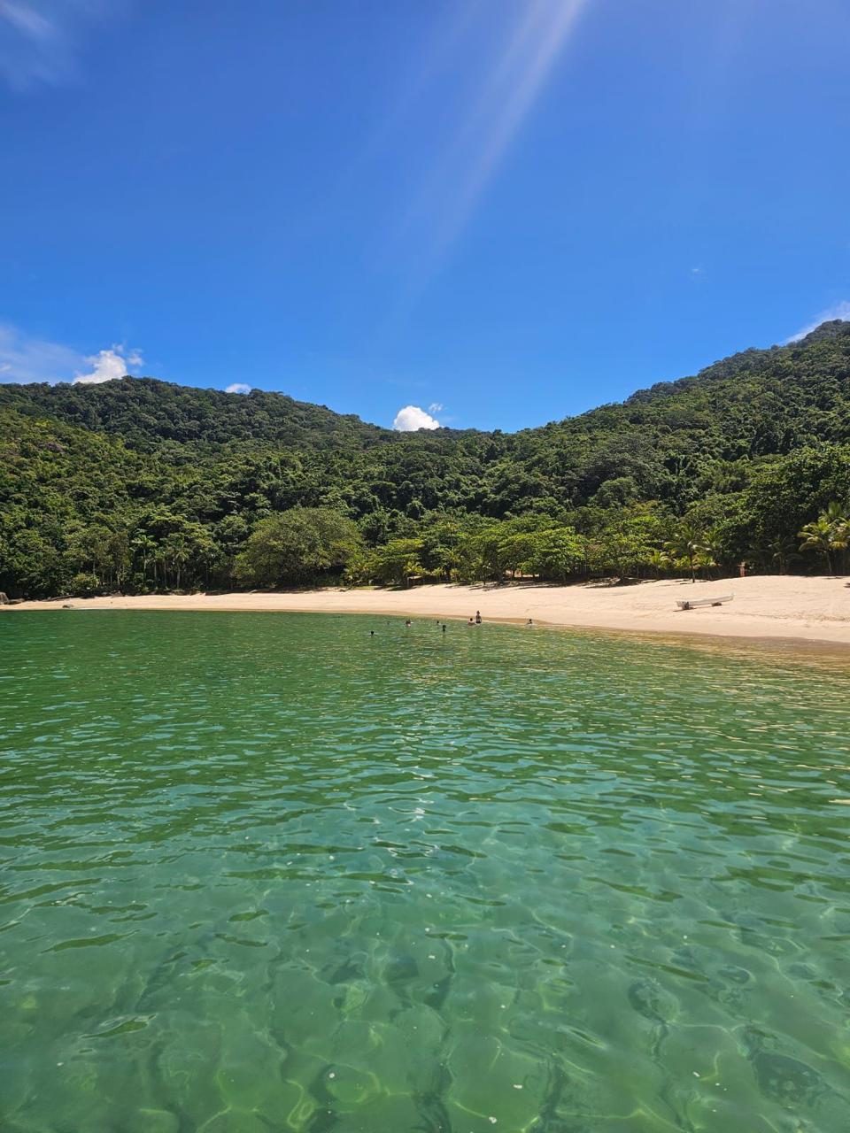 Praia de águas claras e areia dourada