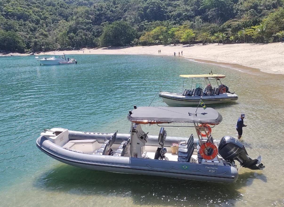 Grupo em passeio de barco pela costa de Ilhabela