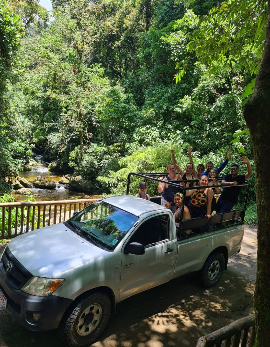 Jipe 4x4 na trilha em meio à mata rumo a Castelhanos