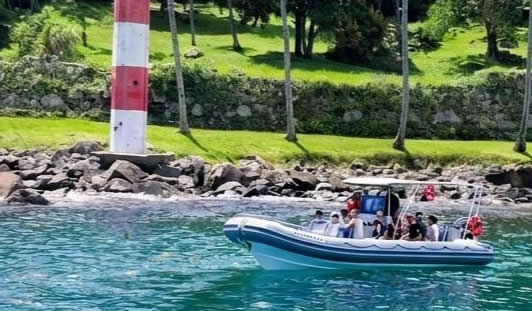 Embarcação da Atlântico navegando pela costa de Ilhabela