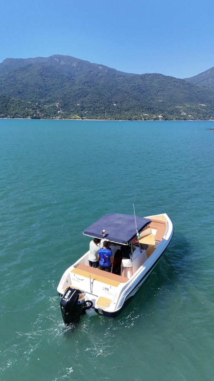 Lancha day-cruiser navegando pela costa de Ilhabela