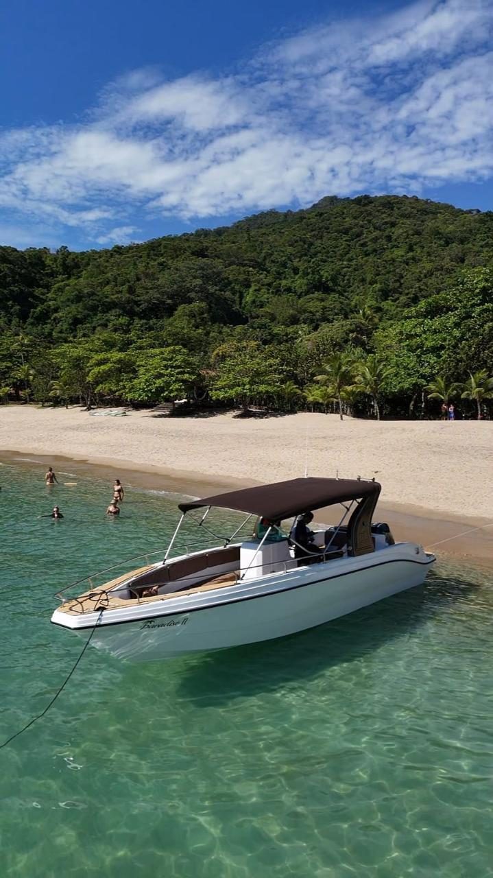 Paradise II navegando em águas turquesa de Ilhabela