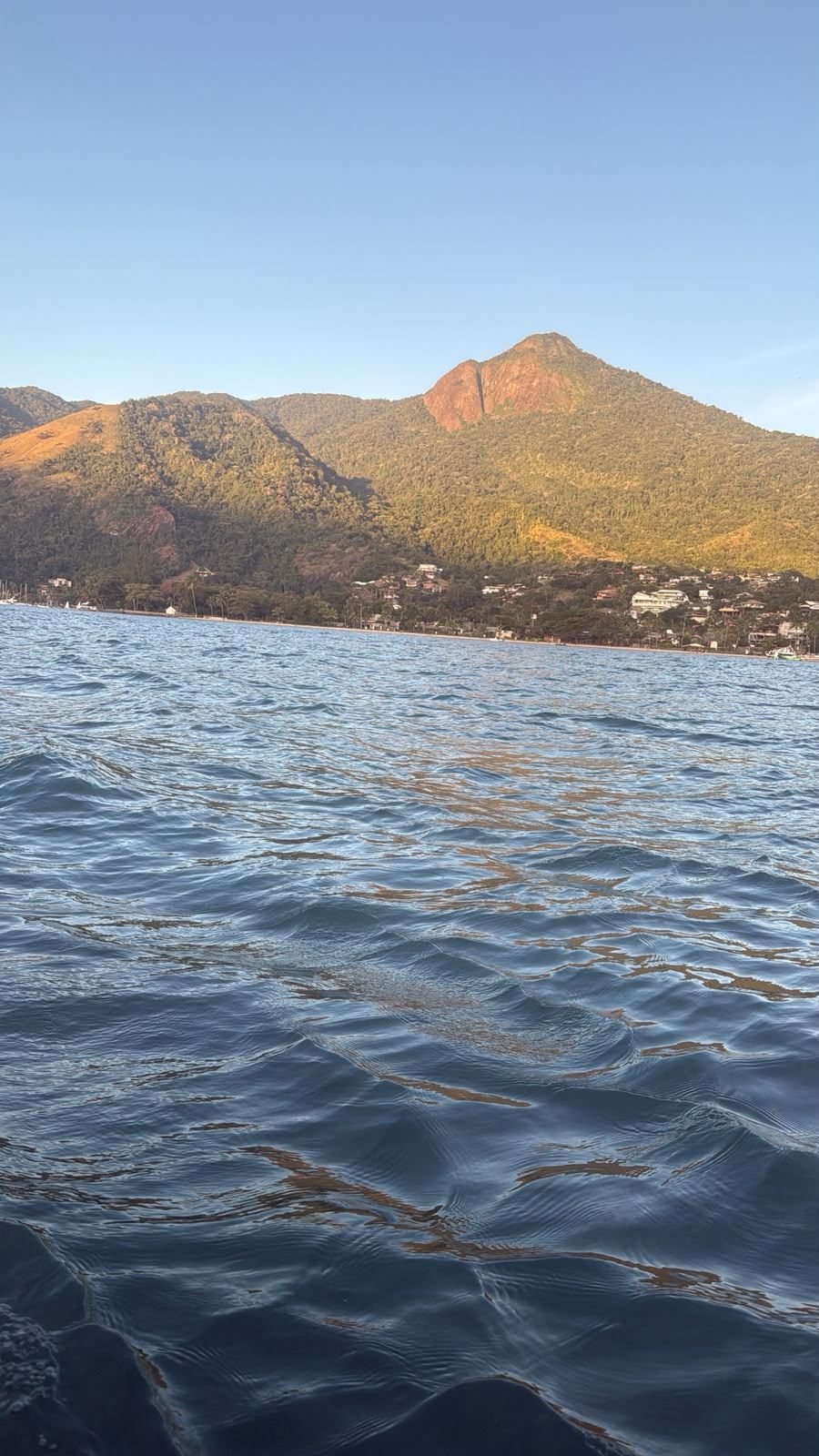 Vista do Morro do Papagaio a partir da água durante o passeio de canoa em Ilhabela