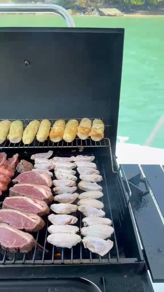 Video: churrasco a bordo do catamara com espetinhos e asinhas na grelha - vista para praia