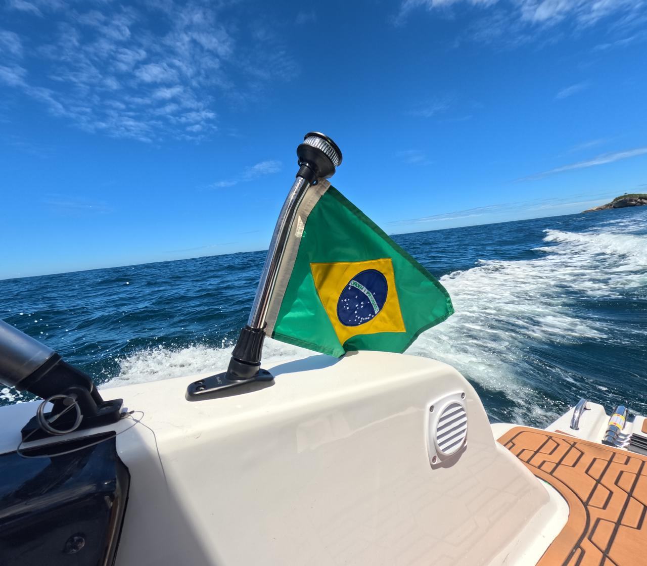 Bandeira do Brasil e detalhe traseiro do barco em movimento