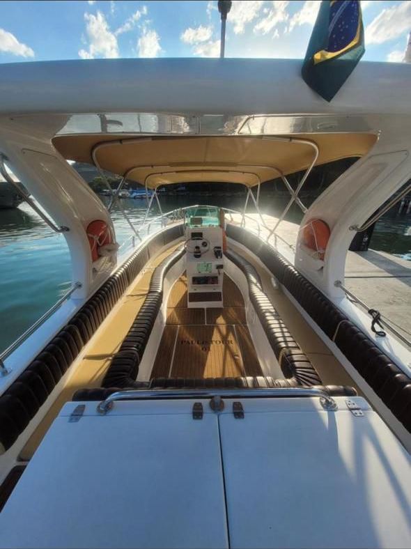 Interior do Charter Privativo Grande Porte no atracadouro - deck em madeira Paulistour, bancos laterais e toldo dourado