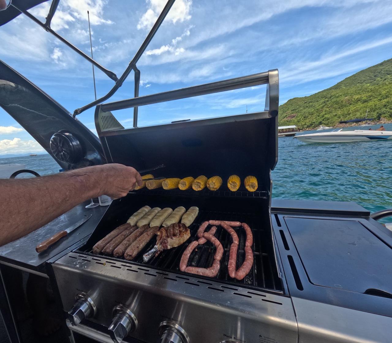 Detalhe do deck da lancha SOLARA - ambiente premium com almofadas e area de descanso