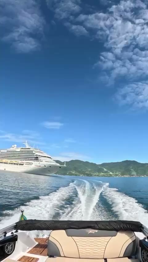 Video: rastro do barco em movimento com navio de cruzeiro navegando pela baia de Ilhabela
