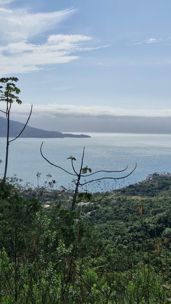 Vista da baia com barcos ancorados a partir da subida do Pico do Baepi