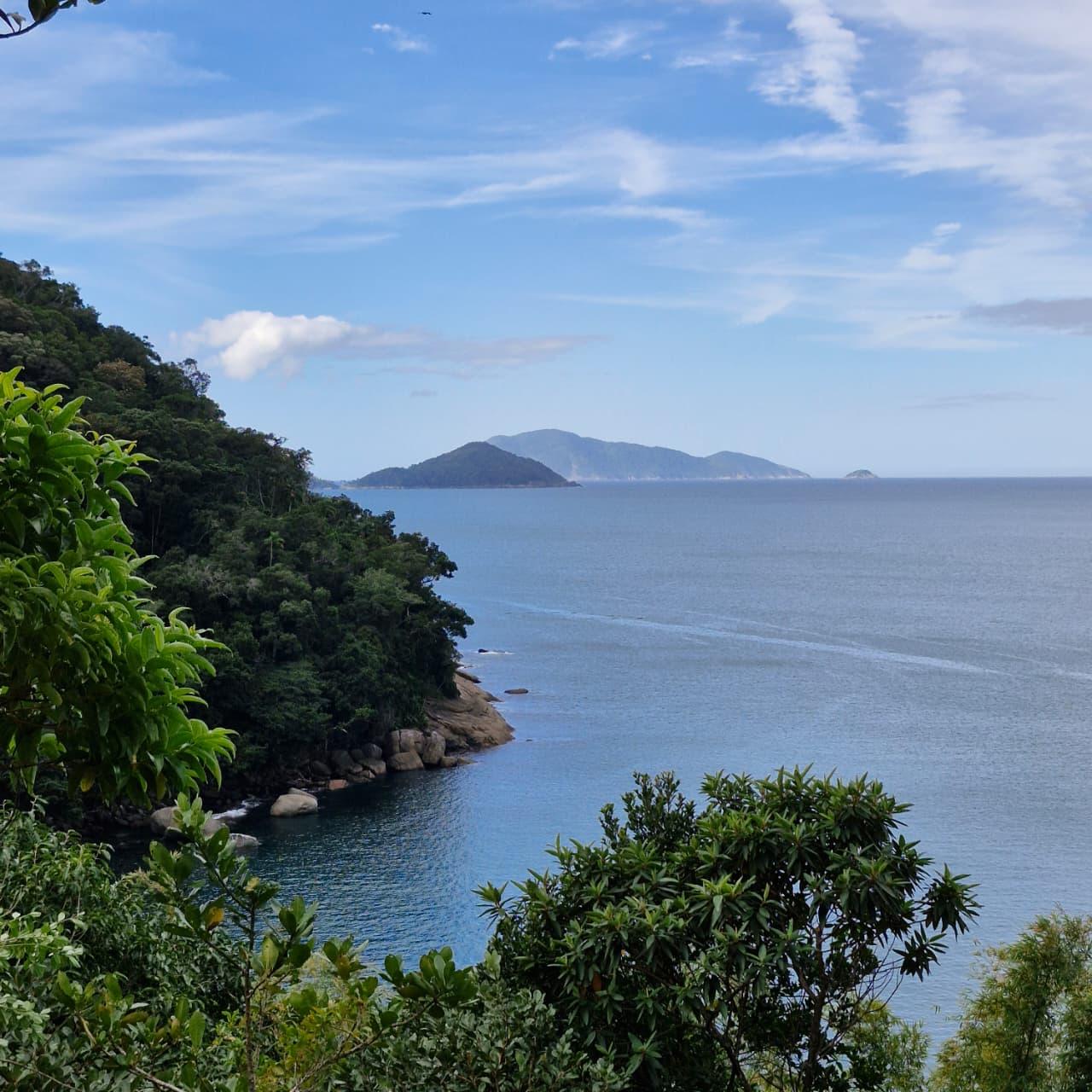 Vista do mar aberto e ilhas ao largo a partir do costao de Indaiauba