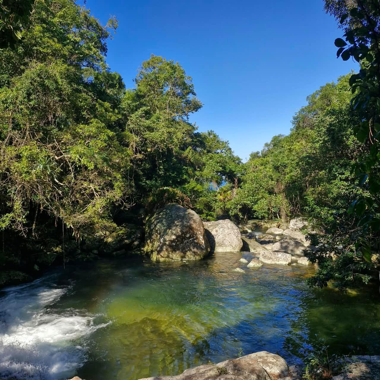 Rio com pedras grandes em meio a mata atlantica preservada no trecho da trilha
